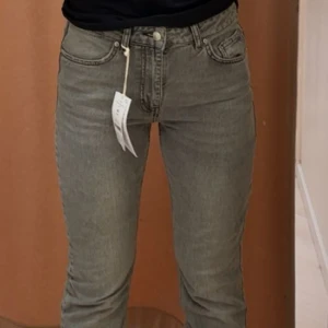 Jeans - Jättefina jeans från Gina! Säljer för att de har blivit för små. De är flared och midrise med en super fin grå färg! Bilderna blev lite konstiga men men