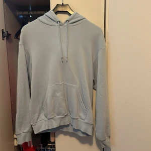 Ljusblå hoodie - Ljusblå hoodie i storlek XXS från Monki (köpt från Zalando). Hoodien är oversize vilket innebär att båda XS och S passar. Sparsamt använd, skickad nytvättad 