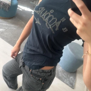 Zadig T-shirt  - Säljer denna jättecoola T-shirt från Zadig och voltaire. Den är använd några få gånger och är i extremt bra skick. Den är köpt i Zadig butiken i Stockholm för ca 2 år sedan! Självklart äkta!!