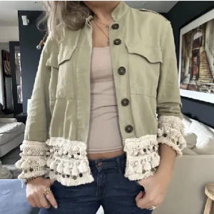 Zara jacka  - Säljer denna coola zara jackan, den är i jätte fint skick och passar till  allt ! 🌟 Är lite mer en vår jacka då den inte är så tjock 