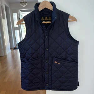 Barbourväst - En schysst blå Barbourväst 160-170cm för endast 899kr!  Nypris 2500kr 