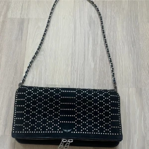 Zadig & Voltaire väska - Säljer nu min jättefina zadig väska som är använd fåtal gånger och är i väldigt bra skick. Båda banden och dustbag medföljer. Skriv för fler bilder💞🌟