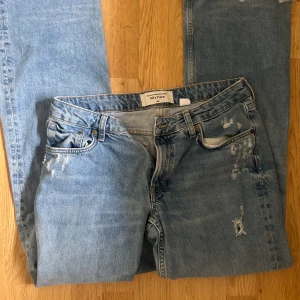 Jeans - Skit snygga jeans från hm. Storlek 44 men liten i storleken💓