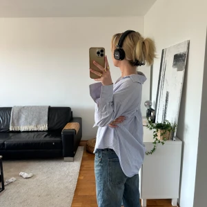 Skjorta  - En jättefin skjorta från zara. Sparsamt använd 