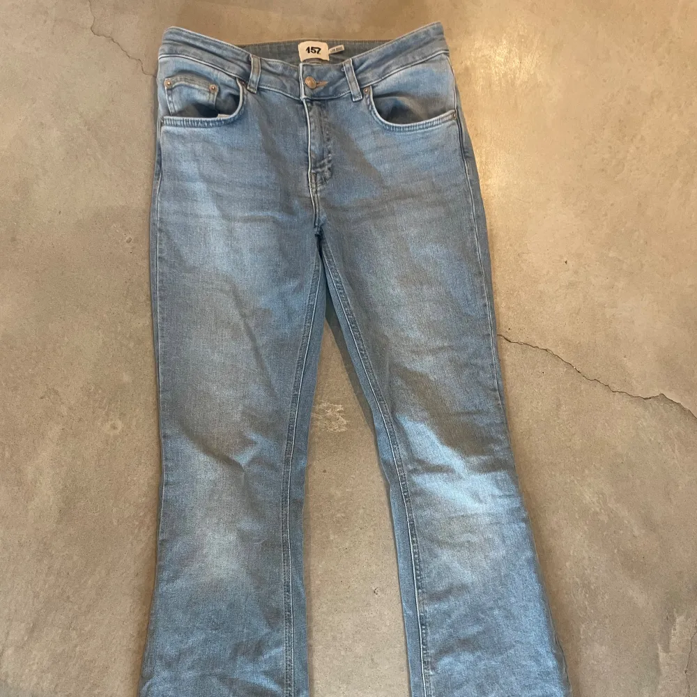 Inga defekter alls, precis som nya men avklippta i längden. Passar mig perfekt som är 165cm. Modell ”Low boot cut”. Sparsamt använda. Nypris 300kr mitt pris 150kr dvs 50% 🩷. Jeans & Byxor.