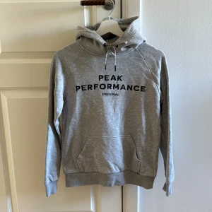 Peak performance hoodie - Grå peak performance hoodie i storlek S. Använd men i gott skick. 