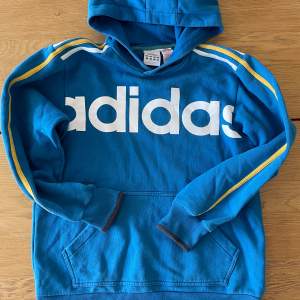 Säljer en snygg blå hoodie från Adidas. Den är i bra skick och superbekväm! storlek 32/34 skulle uppskatta XS/S🫶