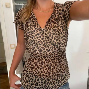 Leopard blus - Jättesnygg leopardblus! 🐆🪩🍸priset kan diskuteras