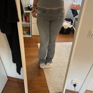✨Reserverade✨Gråa ltb valerie jeans  - Lågmidjade bootcut valerie ltb jeansi storlek 30/34, gråa, använda fåtal gånger i väldigt bra skick. Köpta för 1100 , pris kan diskuteras💕