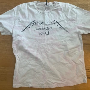 Metallica t-shirt - Ljusrosa/vit battik. 