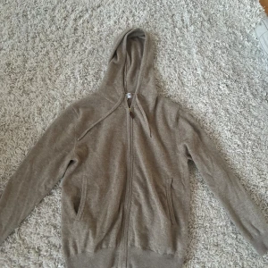 Kashmir zip - Säljer nu denna as fräscha Kashmir zipen. Knappt använd