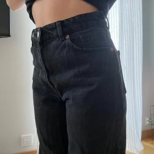 Svarta jeans från monki - Säljer ett par as sköna jeans från monki. Måttet på innerbenet är 76cm 