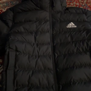 Adidas jacka - Köptes i stadium för 1200kr Inte använt alls helt nyskick