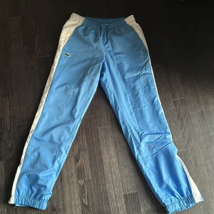 Lacoste byxor - Säljer nu mina oanvända Lacoste byxor för ett ruggit bra pris. Köpta för 2299 kr men säljes så billigt som 1399 kr. Vid frågor och funderingar så tveka inte att skriva ;)