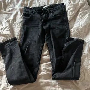 Svarta lågmudjade jeans, passformen är lite ”skinny” men byxorna går ut lite längst ner!