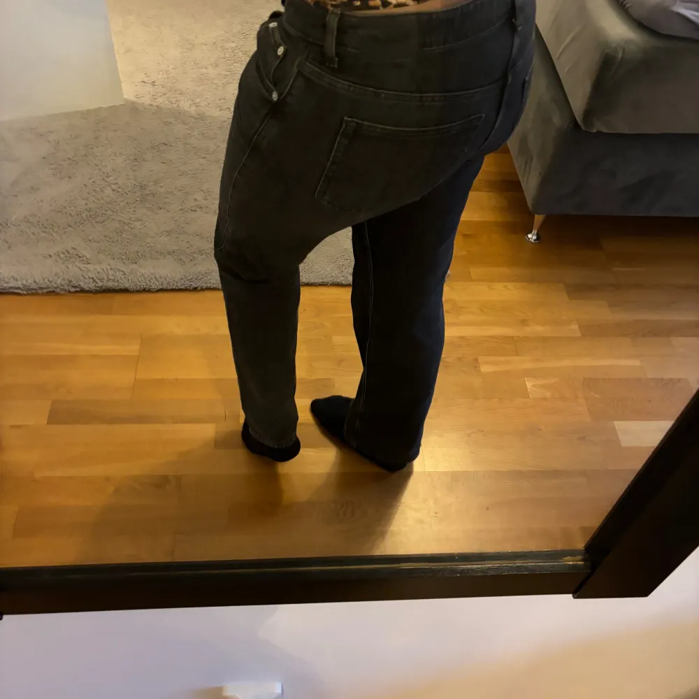 Säljer mina grå lågmidjade weekday jeans helt som nya, strlk 29/30. Skriv för intresse . Jeans & Byxor.