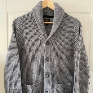 Cardigan/kofta  - Säljer den här feta cardigan/koftan i storlek XS, men den är väldigt stor så den motsvarar S/M i storlek. Perfekt inför hösten och vintern. Skick 9,5/10. nästintill oanvänd! Skriv till mig vid minsta fråga! 🤝