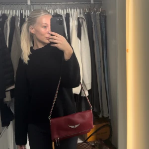 Zadig väska  - En röd Zadig väska som aldrig kommer till användning. Tyvärr är de långa bandet borta… där av priset!! Men finns inga defekter då ja inte riktigt fått den till användning tyvärr. Köpt för 2800/3000kr 