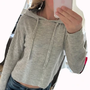 Stickad hoodie - En grå stickad hoodie i jätte mjukt material. Passar mig som är 170, är ej nopprig. 💕