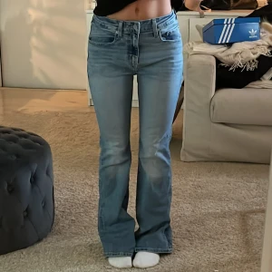 Levis flare jeans - Snygga jeans från Levis i stl 28💖 modellen heter ”726 flare”💖