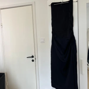 Asymmetrisk klänning  - Asymmetrisk klänning från cos. Använd en gång. Pris går att diskutera ✨ Nypris 1300