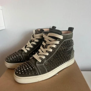 Louboutin skor  - Kollar intresse!!! Sååå snygga, tyvärr lite små för mig därför jag säljer. Khaki gröna med nitar över hela skorna, en nit har ramlat av men det är inget man ser😊😊 har originalbox och dustbags!!