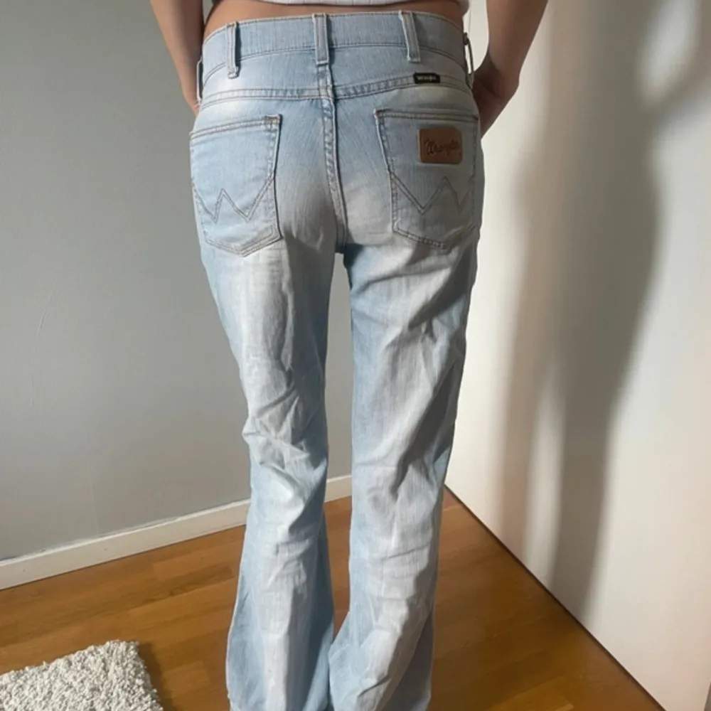 Jättecoola unika jeans.💞💞 Säljer då de tyvärr inte satt som jag ville. Midjemått ca 36 cm. Lånade bilder!. Jeans & Byxor.