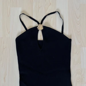 Ribbad klänning  - Ribbad klänning med guld detalj. Figursydd med slits ✨