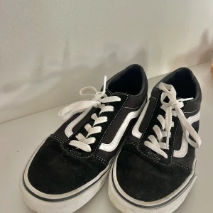 Vans - Använd några gånger, sulan på höger sko har flagnat upp lite, annars bra skick. 
