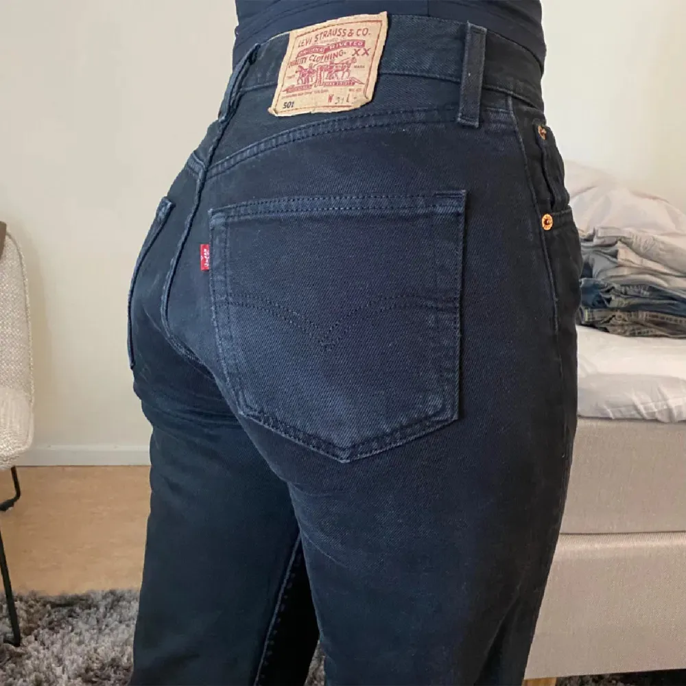 (Två första bilderna lånade) Svarta jeans från levis i modell 501! Jag på bilden är 171cm och bär vanligtvis s/m💕💕midjemått 38/39cm, innerbenslängd 85cm💕. Jeans & Byxor.