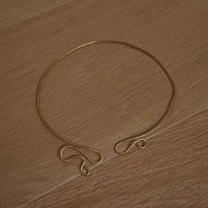 Halsband - Handgjort halsband i mässingtråd (finns även i silver). Görs efter dina mått och är justerbar efter önskad passform