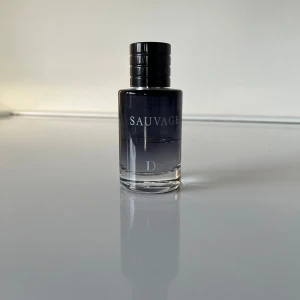 Dior Sauvage EDT 60 ml - Ganska exakt 1/3 (33%) av flaskan kvar, 60 ml flaska, begagnat skick, inga fläckar eller liknande på flaskan, original box medföljer ej!