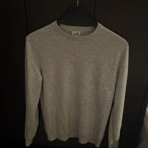 John Henric Kashmirtröja - En grå kashmirtröja i nyskick från John Henric. Storlek Medium och inga defekter. Hör av er vid frågor!😄