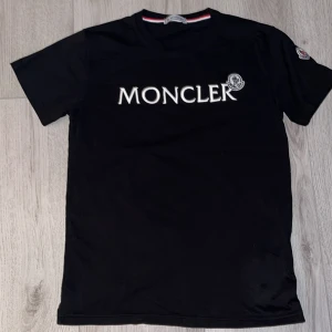Moncler t-shirt - Nu är t-shirten för liten och dags för att sälja, tröjan är i jätte bra skick och det är inget fel med den.