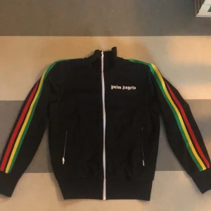 Palm angels tracktop - Tjena, säljer min näst intill oanvända Palm angels tracktop som är inköpt i Frankrike för 2000 kr, kvitto o påse finns. Hör av er vid fler frågor mvh Eric 