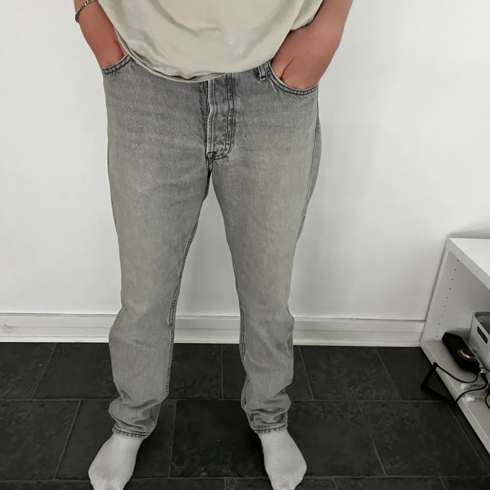 Säljer dessa gråa jeans från jack&jones, storlek W28 L32. Nypris 799. Aldrig använda så dom är i jättebra skick.. Jeans & Byxor.