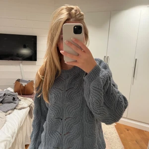 Stickad tröja  - Fin blå färg, storlek 170 så passar xs-m