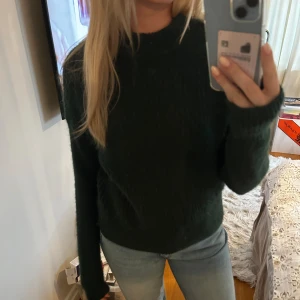 Stickad tröja - Superskön stickad tröja från &other stories som jag tyvärr inte använder längre💗 Den är lite nopprig men den är ganska grov stickad vilket gör att det inte är så märkbart💕 Skriv privat om du har fler frågor🥰