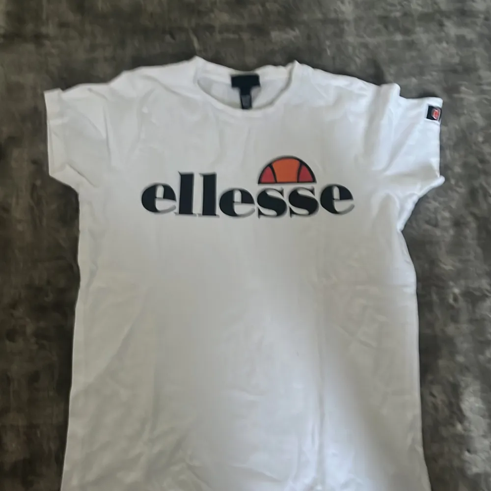 Tröjorna är i bra skick  Gant tröjan är storlek 158/164 Sail racing är storlek 160 Ellesse är storlek 158 Alla tre kostar 300 annars kostar de 150 styck. T-shirts.