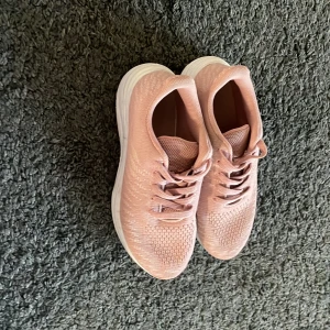 Rosa gympaskor - Storlek 34, ljus rosa, lätta att sätta på, knappt använda 