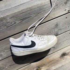 Nike skor - Säljer ett par Nike skor i modellen court vision low next nature i storlek 41 1/2. De är använda men fortfarande i bra skick och nypris 1000 kr. Ska även rengöra sulan innan jag skickar dom. Men priset kan diskuteras, skriv om ni har nån fråga
