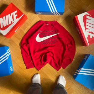 Nike sweatshirt dubbel logga ”swoosh”  - Väldigt snygg tröja  Storlek S  🤝Pris är något förhandlingsbart Inga defekter, tvättlappen finns dock inte kvar 