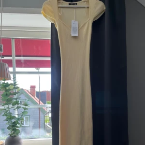 Stickad klänning ginatricot - Superfin klänning. Stretchig så passar både XS och S. Tyvärr var de två små fläckar bak på klänningen när den kom. Syns på bild 2z aldrig använd. Lappen kvar