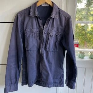 Stone island overshirt - Snygg overshirt som passar perfekt nu när det börjar bli höst🍁.Priset kan diskuteras vid snabb affär