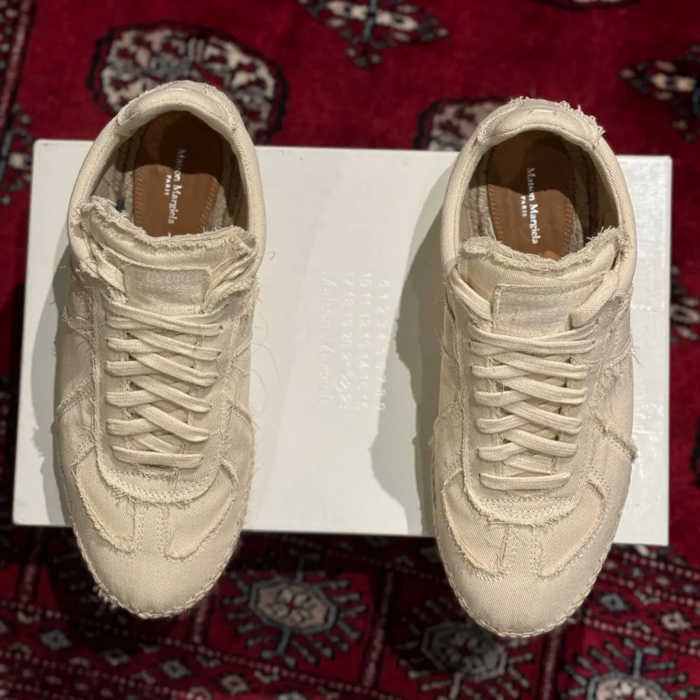 Riktigt fina Maison Martin Margiela skor med espadrilles sula. Helt nya endast testade en gång. Box + dusbags + nytt skosnöre ingår. . Skor.