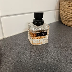 Valentino parfym - Säljer en parfym från valentino ”born in roma” Använts en del, se bild.