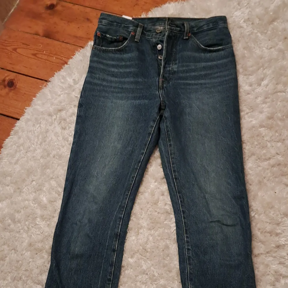 501 Orginal levis jeans, fåtal gånger använda, mycket bra skick! Nypris: 1149 . Jeans & Byxor.