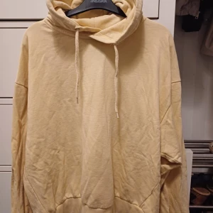 Beige hoodie - Säljer en mysig beige hoodie i herrstorlek. Den har en klassisk design med en stor huva och dragsko. Perfekt för en avslappnad stil och passar till alla tillfällen. Materialet känns mjukt och bekvämt, perfekt för kyliga dagar. Något tvättluddig
