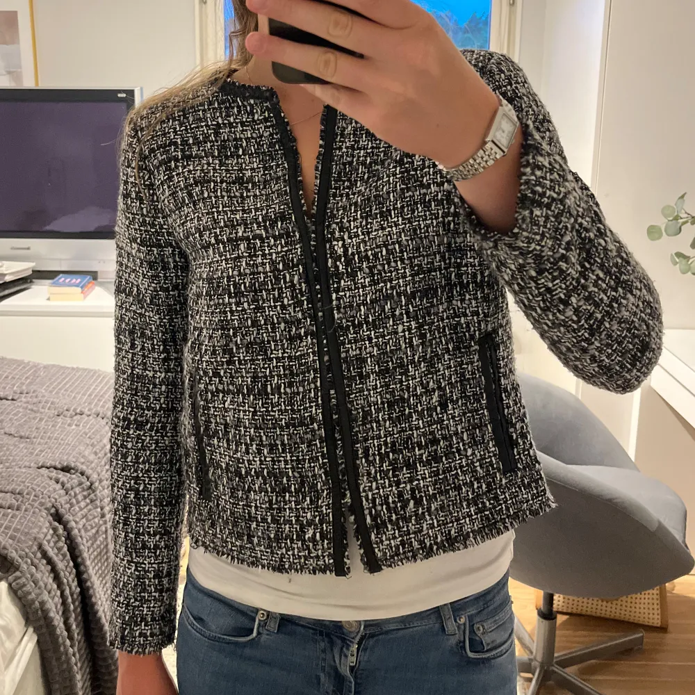 En jättefin elegant blazer jacka i tweed. Perfekt som både tunnare jacka eller en övertröja. Sparsamt använd, i fint skick! Säljer då den tyvärr är för liten för mig.. Jackor.