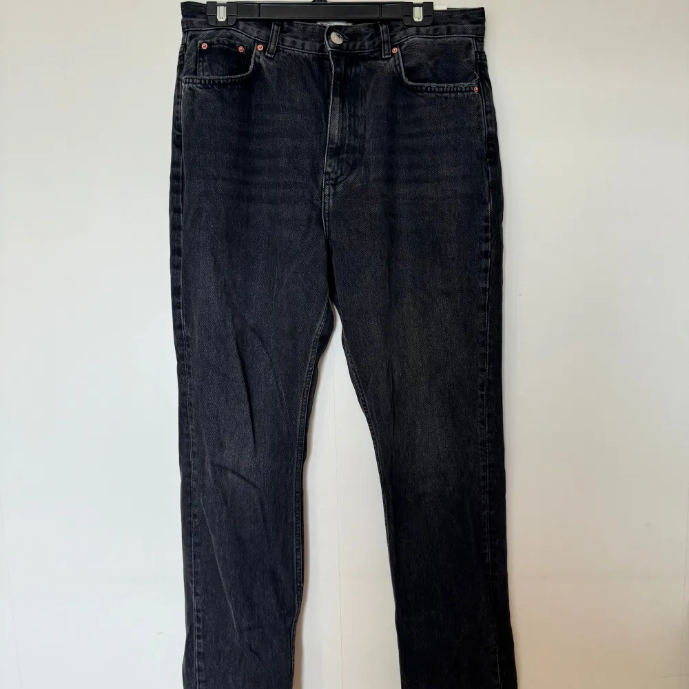 Helt oanvända svarta Jeans. Byxorna är i storlek 42 och är från Ginatricot. Modellen är Full petite length jeans.. Jeans & Byxor.